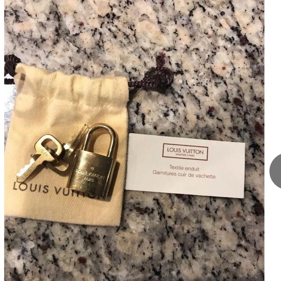 COPY - 40 mm bag mint condition , has initials ( SKT) - Picture 15 of 16